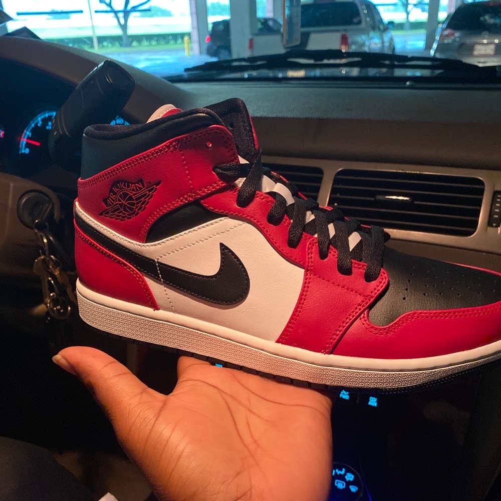 Jordan 1mid Chicago black toe
